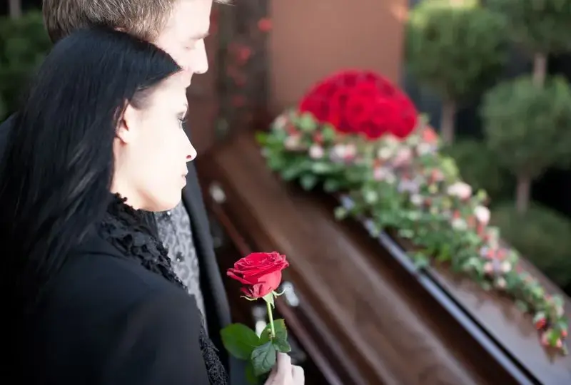 Co ubrać na pogrzebie, aby okazać szacunek i nie popełnić błędu