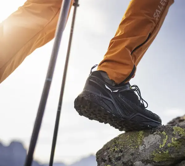 Czy buty trekkingowe powinny być większe? Jak uniknąć bólu i otarć na szlaku