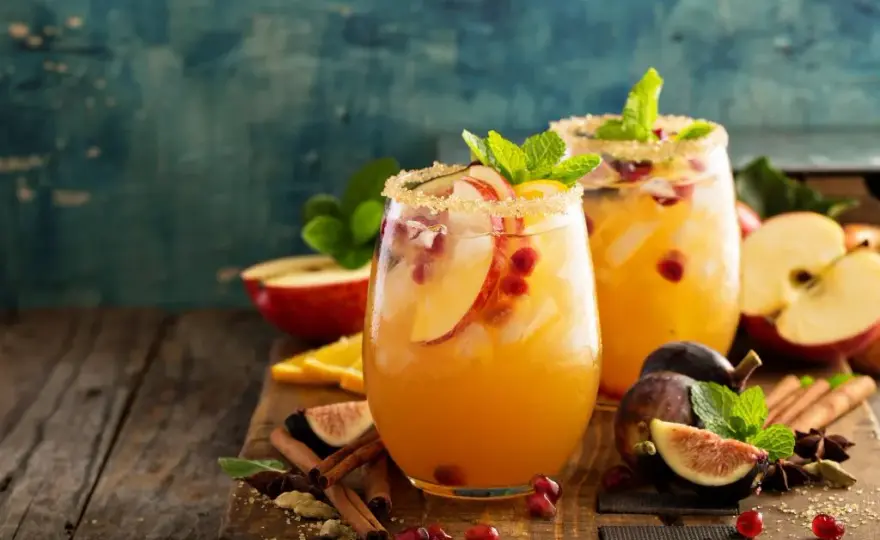 Pyszne drinki z białym winem, które orzeźwią każdą imprezę