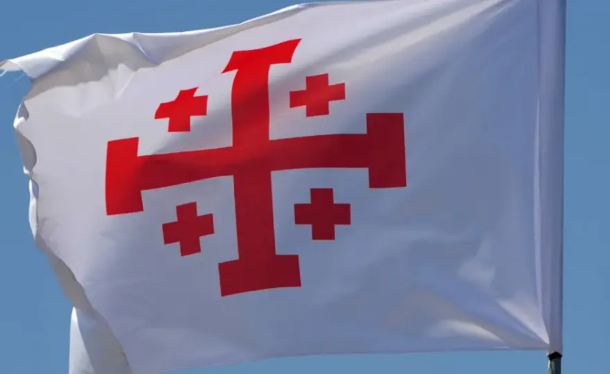 Czy katolik może nosić krzyż jerozolimski? Odkryj prawdę o tym symbolu