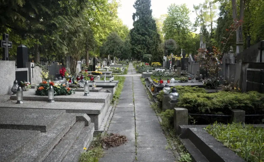 Ile kosztuje kwatera na cmentarzu? Ceny w różnych miastach Polski