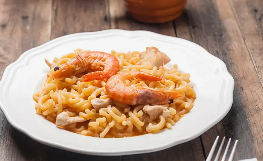 Fideuá de pollo y gambas: receta fácil que no puedes perderte