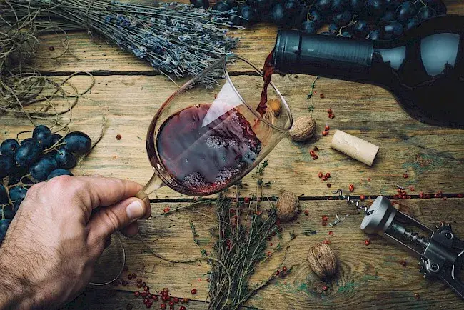 Ile kalorii ma czerwone wino? Poznaj prawdę o kaloryczności