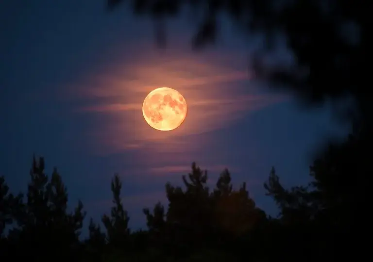 Księżyc w astrologii: Jak wpływa na twoje emocje i pragnienia