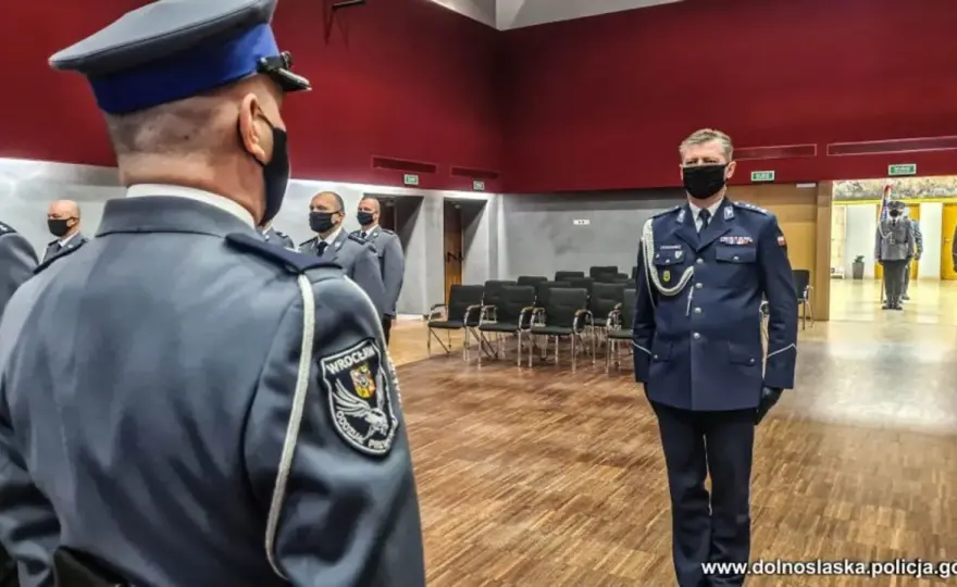 Kiedy 13 w policji? Terminy wypłaty, które musisz znać