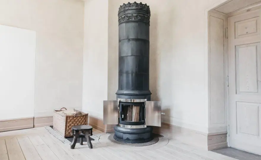 Piec kaflowy okrągły: eleganckie ciepło i nowoczesny design