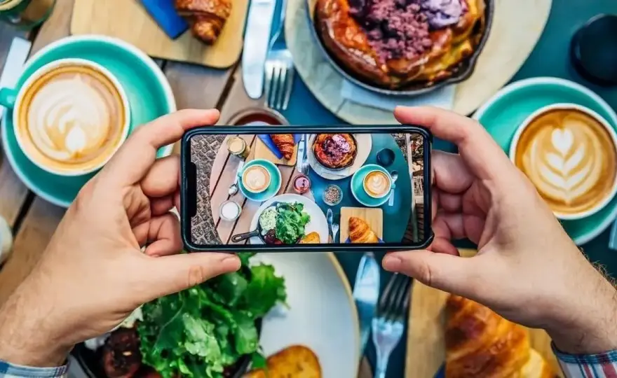 Czy można wywołać zdjęcia z telefonu u fotografa? Sprawdź opcje i koszty