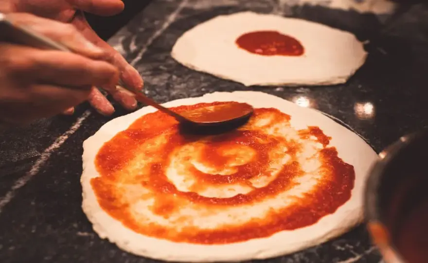 Sos do pizzy jak z pizzerii - idealny przepis na smak, który uwielbiasz