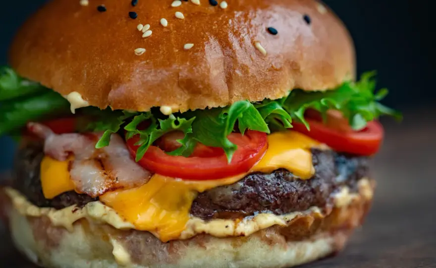 Jak doprawić mięso wołowe na burgery, by zaskoczyć smakiem