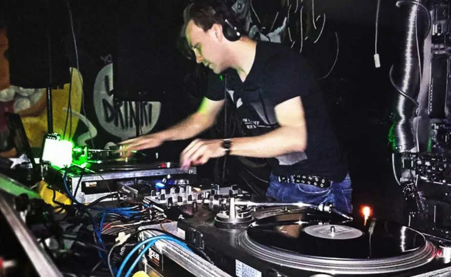 DJ co to znaczy i jaką rolę odgrywa w świecie muzyki - Wszystko o DJ-ach