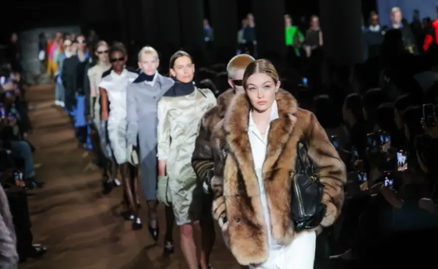 Jak się modnie ubierać zimą: sekrety stylowych i ciepłych outfitów