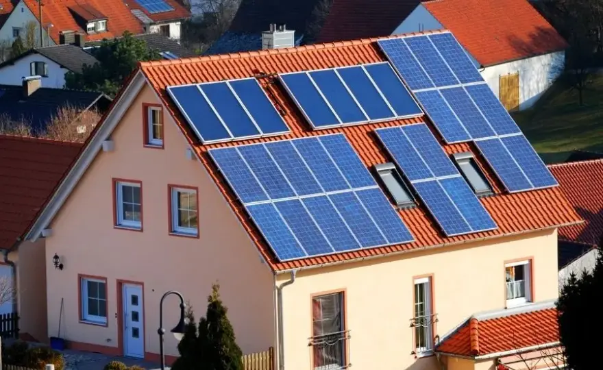 Ile prądu wyprodukuje elektrownia fotowoltaiczna 4 kW dziennie? Zaskakujące wyniki!