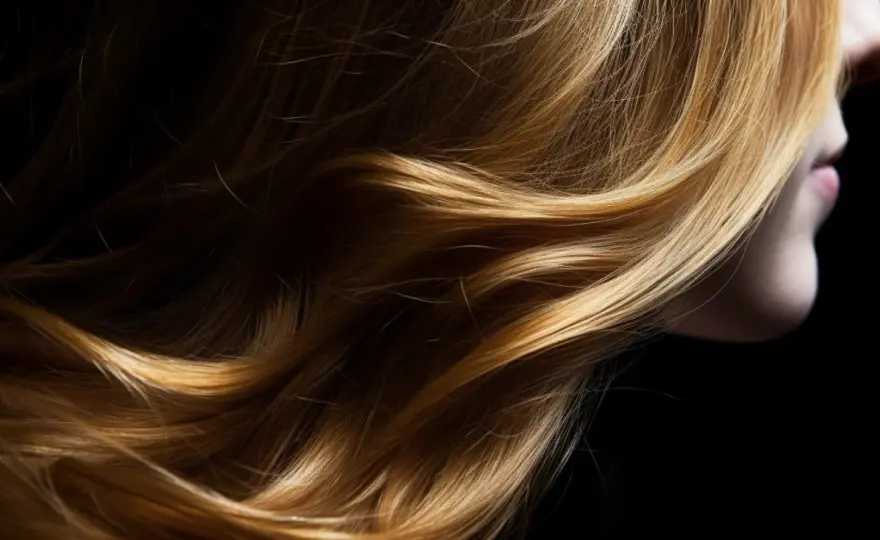 Ciemny blond czy szatyn? Wybór odpowiedniego koloru włosów