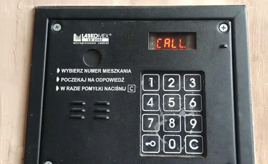 Jak zablokować domofon: 5 skutecznych metod i ostrzeżenia