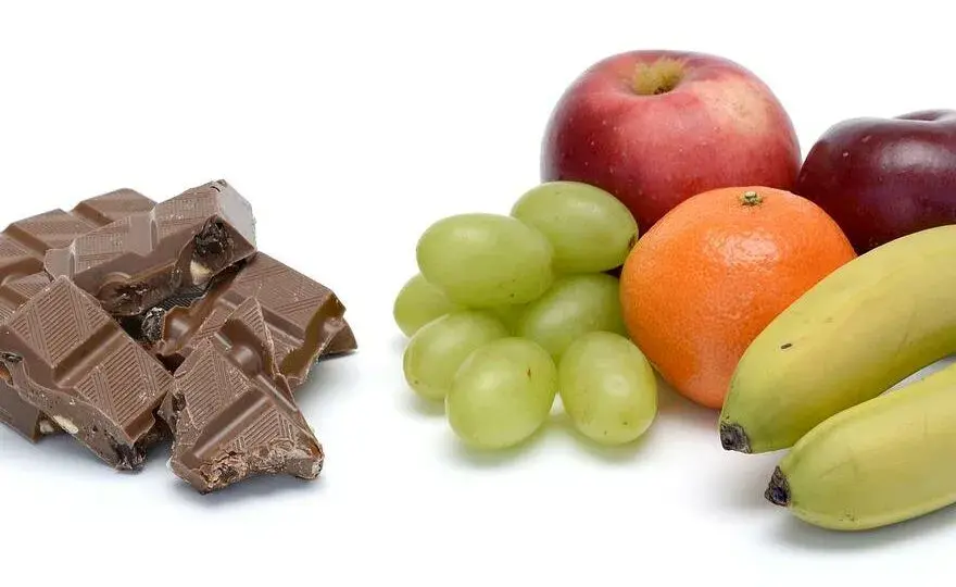 Ile kalorii ma jeden cukierek czekoladowy? Sprawdź, jak wpływa na dietę!
