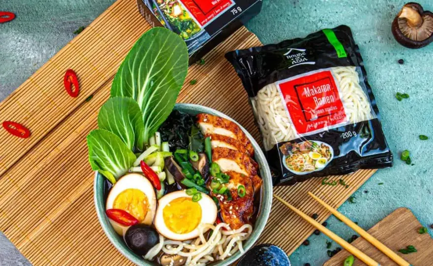 Pyszny ramen drobiowy: proste przepisy na domowe danie z kurczakiem