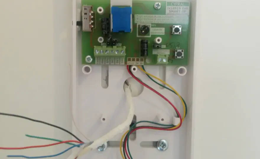 Jak podłączyć domofon 2-przewodowy Cyfral: 9 kroków instalacji