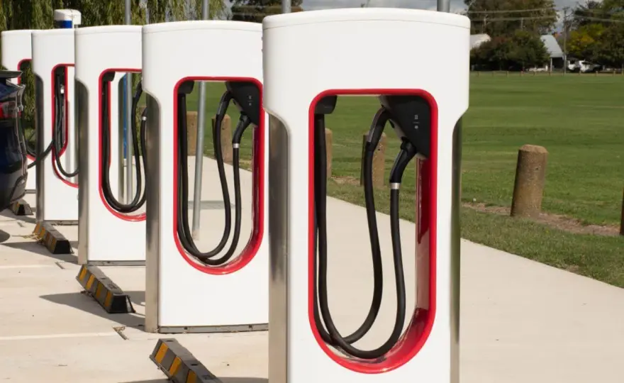 Ile kosztuje ładowanie Tesli? Sprawdź, jak zaoszczędzić na energii