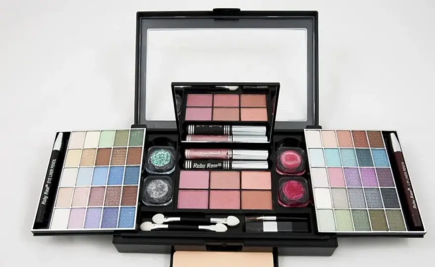 Co potrzebne do makijażu: 10 niezbędnych produktów i akcesoriów