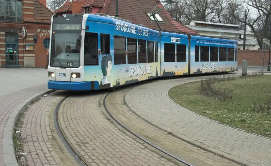Jak dojechać na cmentarz rakowicki? Sprawdź najlepsze trasy i połączenia