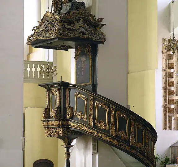 Co to jest ambona w kościele i jej niezwykłe znaczenie w liturgii