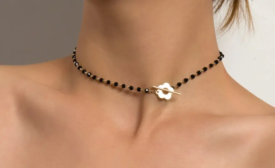 Co oznacza naszyjnik choker? Znaczenie i historia popularnej biżuterii