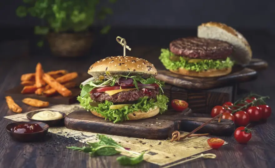 Skąd pochodzą hamburgery? Zaskakująca historia ich ewolucji