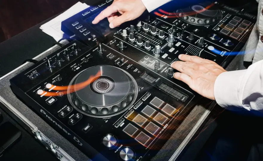 DJ czy orkiestra na wesele - wszystko co musisz wiedzieć przed wyborem