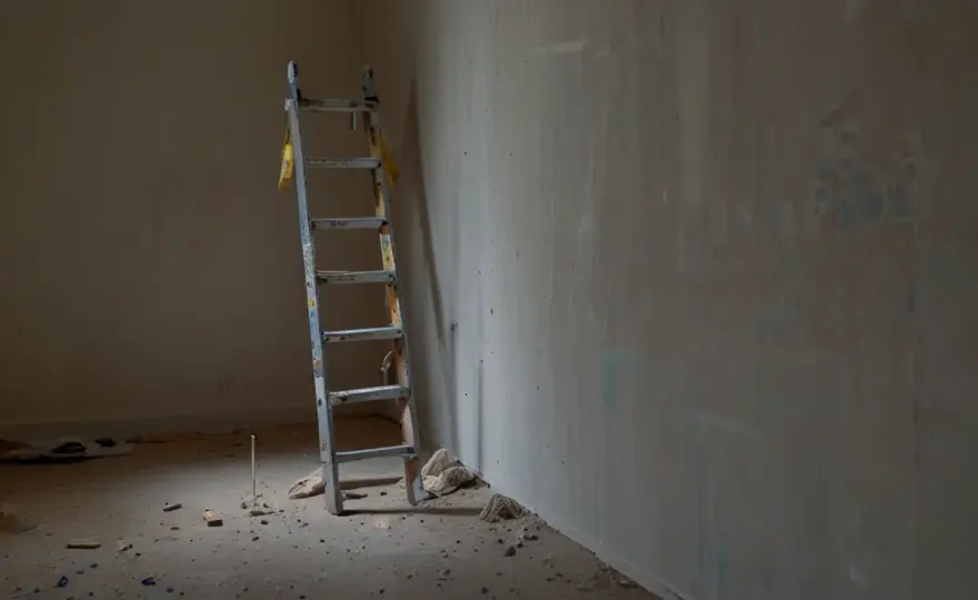 Gips budowlany gotowy: jak przyspieszyć wykończenia ścian?