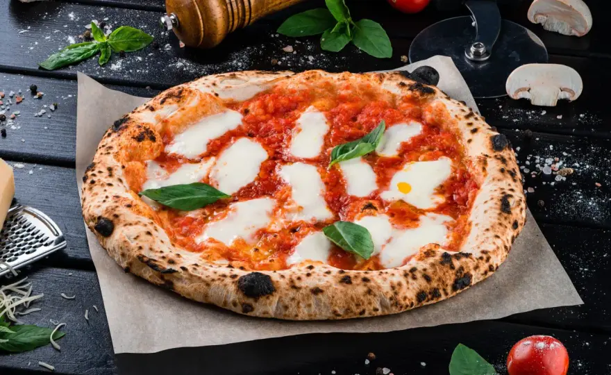 Kiedy powstała pizza? Zaskakujące fakty o jej historii i pochodzeniu