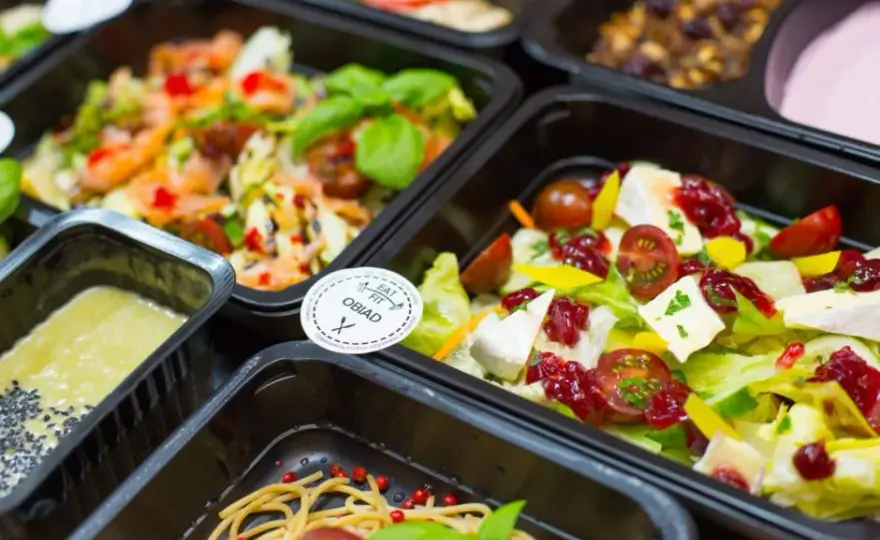 Czy catering się opłaca? Poznaj zalety i ukryte koszty usług cateringowych