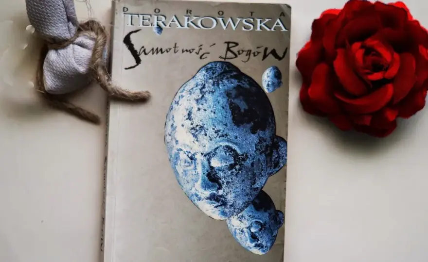 Recenzja książki Samotność Bogów – odkryj jej głębokie znaczenie