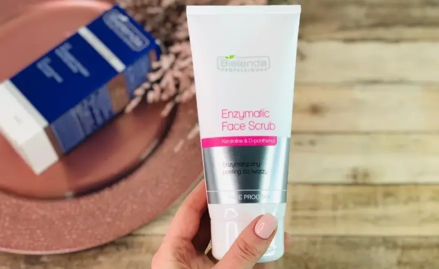 Najlepszy peeling do cery naczynkowej - uniknij podrażnień i zaczerwienień