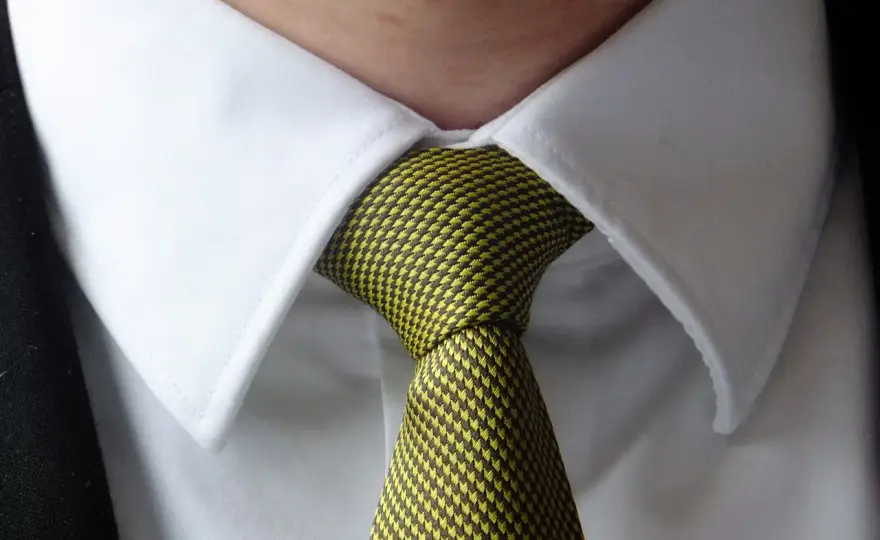 Jak wybrać modny krawat? Trendy, kolory i porady stylowe na każdą okazję