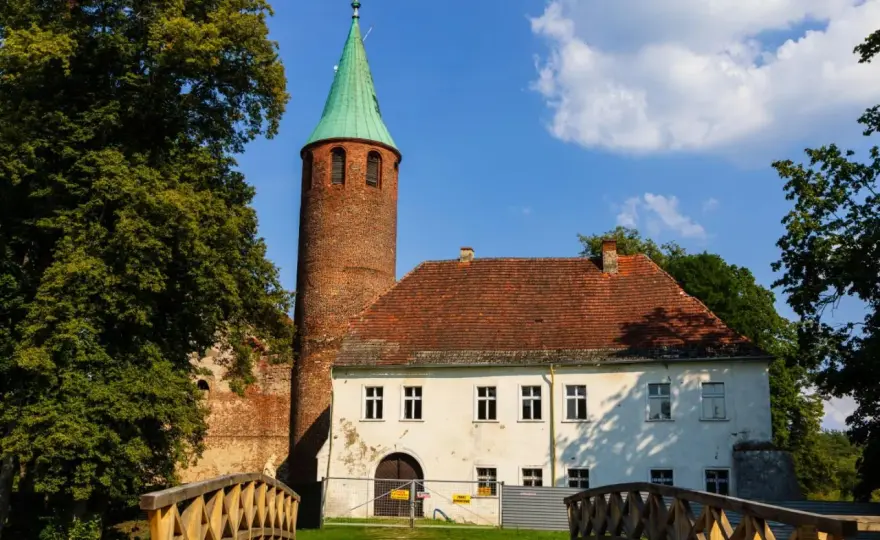 Zamek w Karłowicach: historia, tajemnice i praktyczne informacje dla turystów