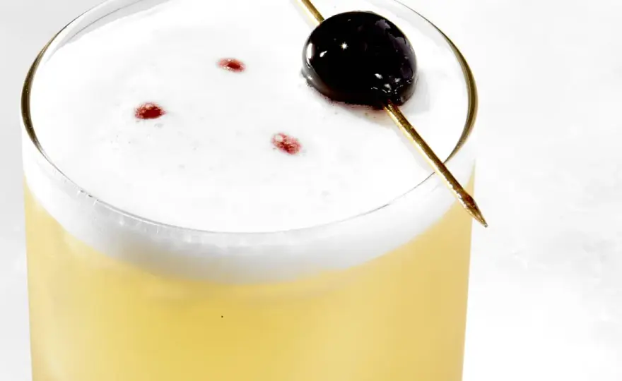 Pyszne drinki sour: odkryj najlepsze przepisy na koktajle