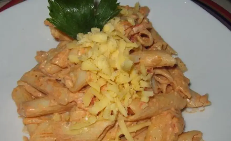 Penne w sosie serowo-śmietanowym: Przepis, który zachwyci każdego