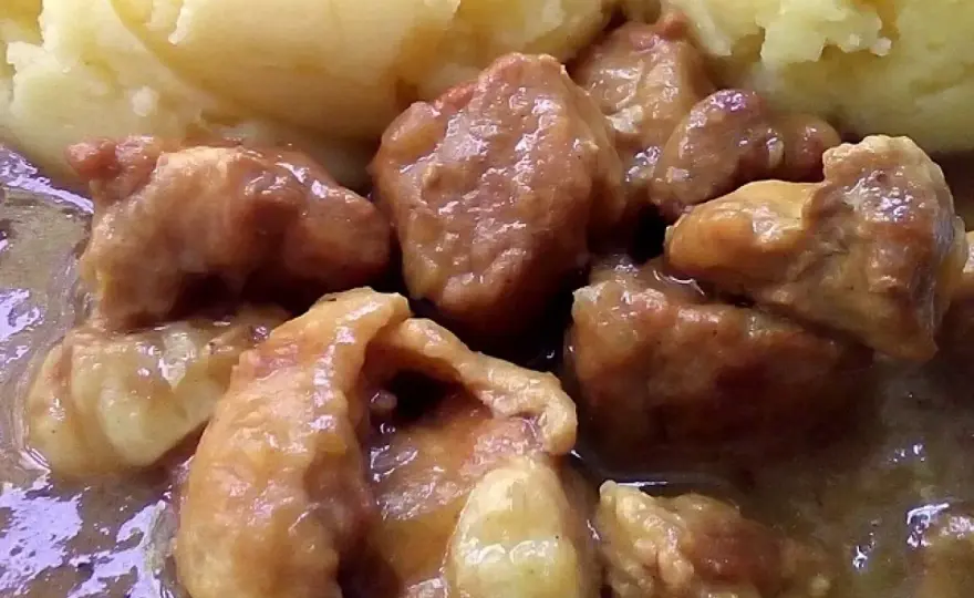 Jakie przyprawy do sosu z mięsa wieprzowego, by zachwycić smakiem?
