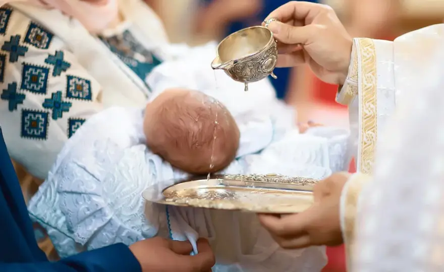 Ile kosztuje chrzest w kościele? Sprawdź, co wpływa na ceny