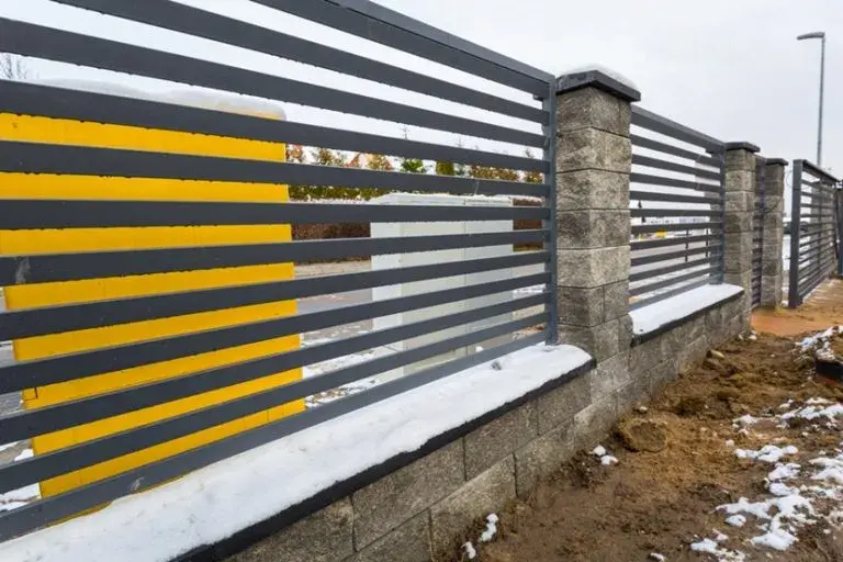 Czym obłożyć podmurówkę ogrodzenia: 8 najlepszych materiałów