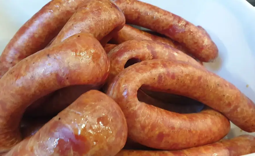 Kiełbasa krucha z galaretką: łatwy przepis na wyjątkowe danie