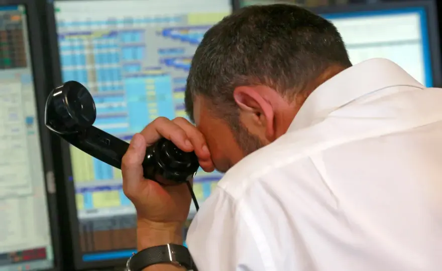 Kim jest broker i jaką pełni rolę? Poznaj specyfikę zawodu