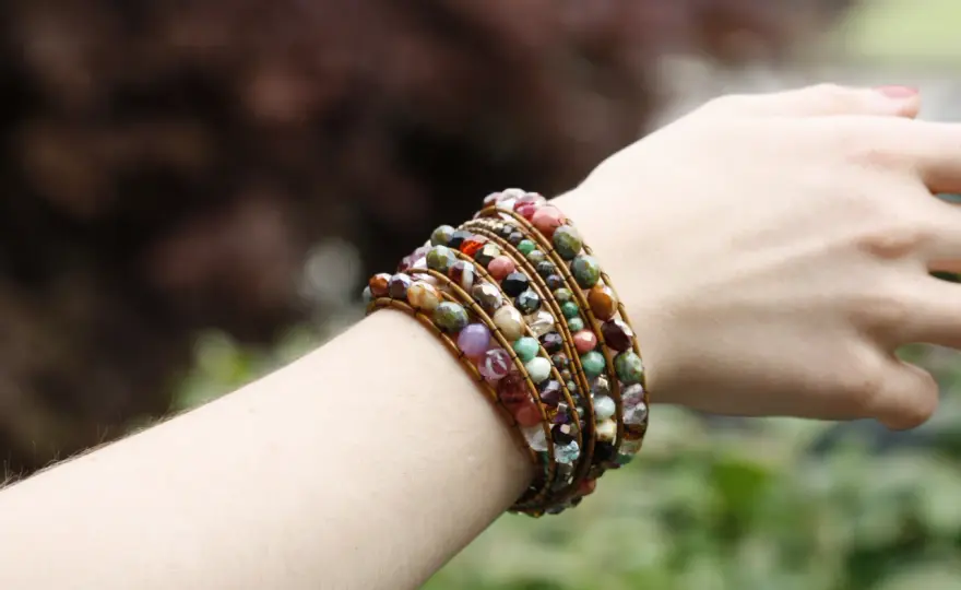 Jak zrobić bransoletkę w stylu boho krok po kroku - domowy tutorial DIY