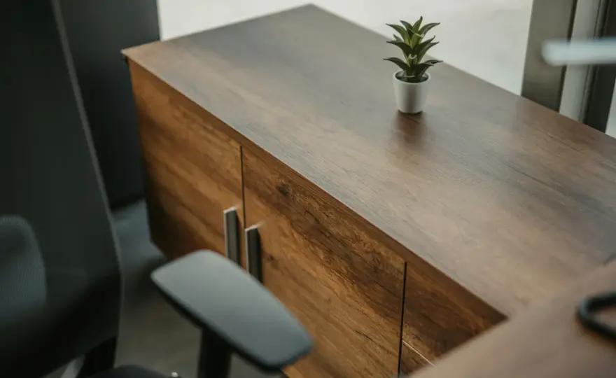 Czy warto kupować meble drewniane bezpośrednio od producenta?