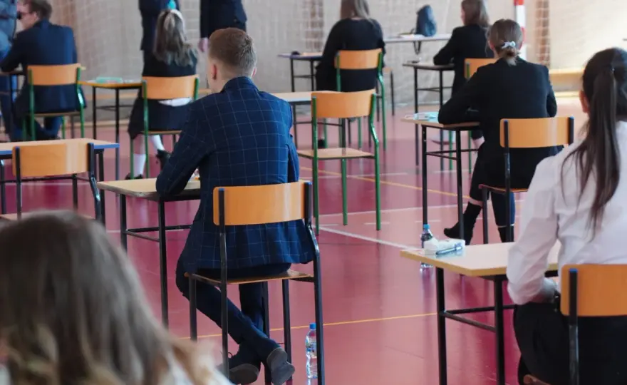 O której zaczynają się matury? Kluczowe informacje i godziny egzaminów