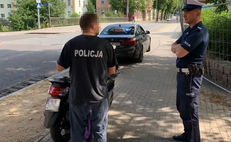 Noszenie koszulki z napisem policja jest nielegalne - poznaj konsekwencje