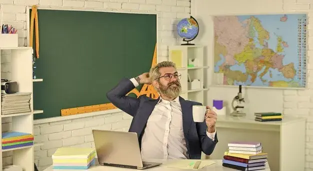 Wakacyjne obowiązki pomocy nauczyciela: praca czy odpoczynek?