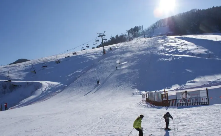 Stoki narciarskie Kraków - gdzie znaleźć najlepsze oferty i trasy
