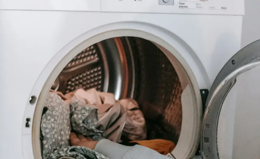 Jak wyciągnąć skarpetki z pralki i uniknąć frustracji z tym związanej