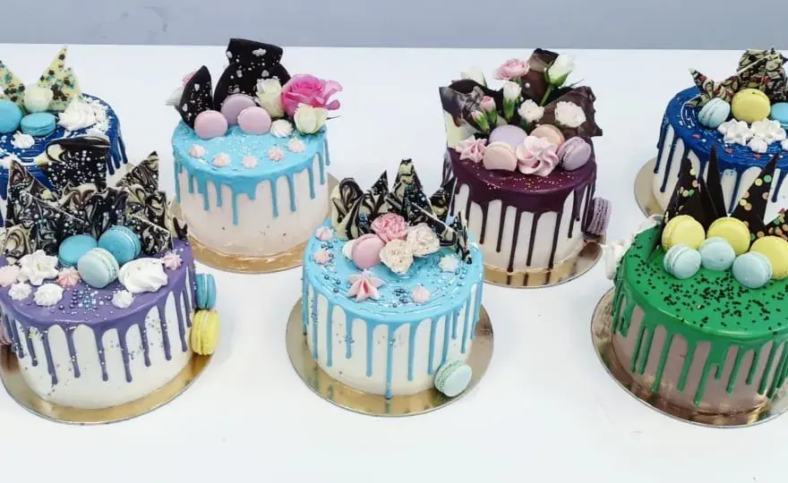 Tort drip cake dla chłopca: Jak zrobić i udekorować na urodziny